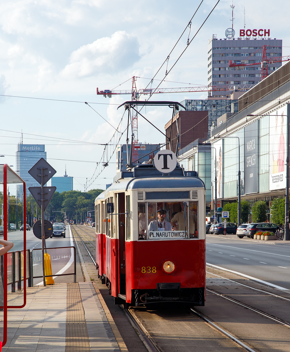 
Straßenbahn Warschau (Tramwaje Warszawskie): Der Museumstriebwagen 838 mit Beiwagen 1811 erreicht am 25.06.2017 als Museumlinie T nach Plac Gabriela Narutowicza die Station Centrum. Der Triebwagen ist ein 1957 gebauter Konstal 4Nj.

Die vom polnischen Hersteller Konstal in Chorzów und Świdnica gebaute Straßenbahnwagen-Typenfamilie 4N ist eine Weiterentwicklung aus dem deutschen Kriegsstraßenbahnwagen (KSW).
