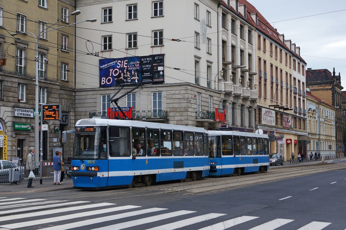 STRASSENBAHNBETRIEBE IN POLEN Strassenbahn BRESLAU Die modernisierten 105Na Motorwagen 2522 und 2591 in Doppeltraktion aufgenommen am 18. August 2014.
Foto: Walter Ruetsch 