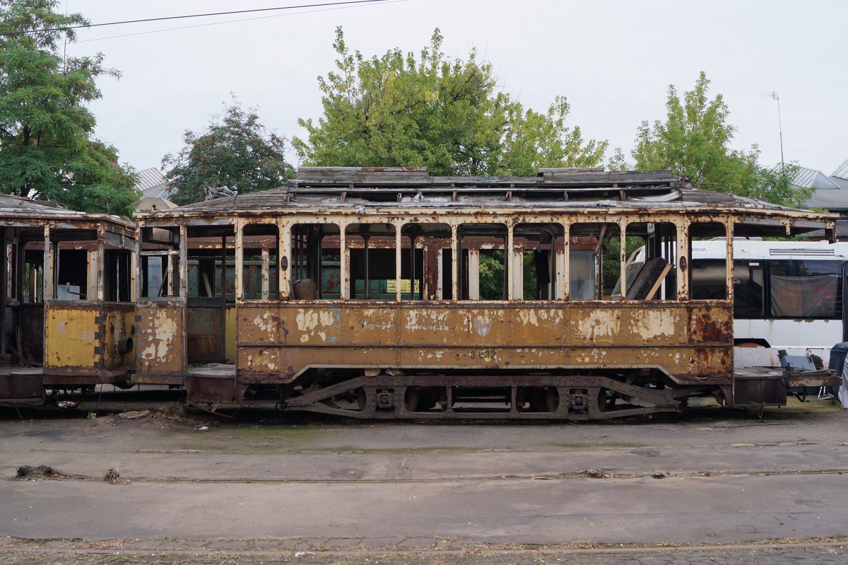 STRASSENBAHNBETRIEBE IN POLEN
Historische Strassenbahn in BRESLAU
Die am 19. August 2014 in Breslau per Zufall entdeckten Strassenbahnen warten im Freien abgestellt auf die Aufarbeitung. Auf die Breslauer Strassenbahnfreunde wartet somit noch viel Arbeit.  
Foto: Walter Ruetsch