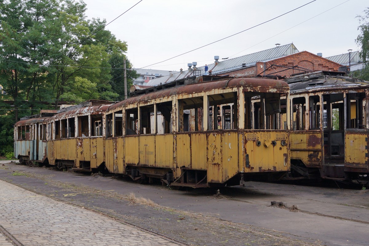 STRASSENBAHNBETRIEBE IN POLEN
Historische Strassenbahn in BRESLAU
Die am 19. August 2014 in Breslau per Zufall entdeckten Strassenbahnen warten im Freien abgestellt auf die Aufarbeitung. Auf die Breslauer Strassenbahnfreunde wartet somit noch viel Arbeit.  
Foto: Walter Ruetsch
