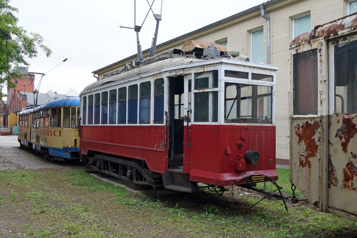 STRASSENBAHNBETRIEBE IN POLEN
Historische Strassenbahn in BRESLAU
Die am 19. August 2014 in Breslau per Zufall entdeckten Strassenbahnen warten im Freien abgestellt auf die Aufarbeitung. Auf die Breslauer Strassenbahnfreunde wartet somit noch viel Arbeit.  
Foto: Walter Ruetsch