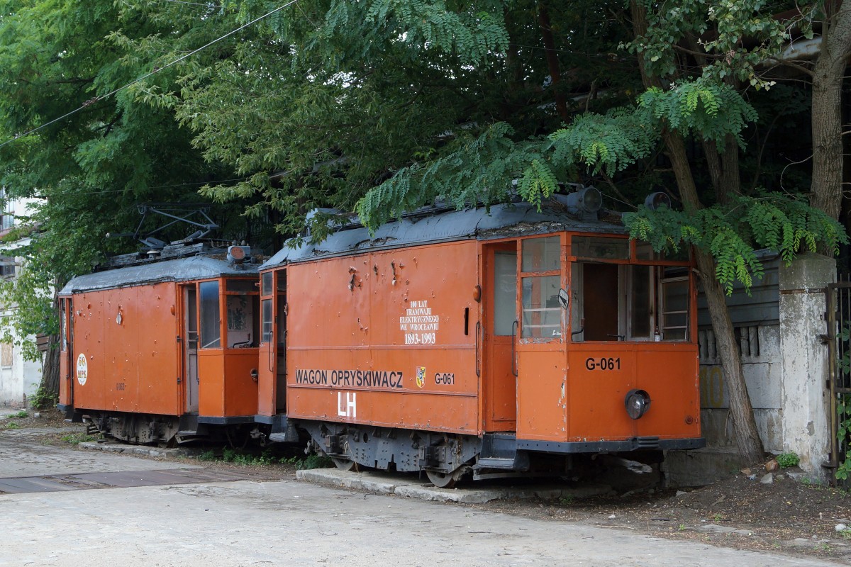 STRASSENBAHNBETRIEBE IN POLEN
Historische Strassenbahnen BRESLAU
Die Arbeitstriebwagen G-061 und G-063 warten auf eine Aufarbeitung. Die Aufnahme ist am 19. August 2014 entstanden bei einer alten Tramremise.  
Foto: Walter Ruetsch