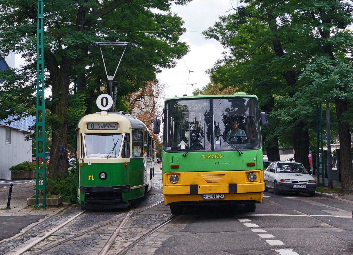 STRASSENBAHNBETRIEBE IN POLEN
Historische Strassenbahnen POSEN
Motorwagen 71 der Linie 0 (Museumslinie) anlässlich einer zufälligen Begegnung mit dem Jkarus 1735 aufgenommen am 17. August 2014.  
Foto: Walter Ruetsch