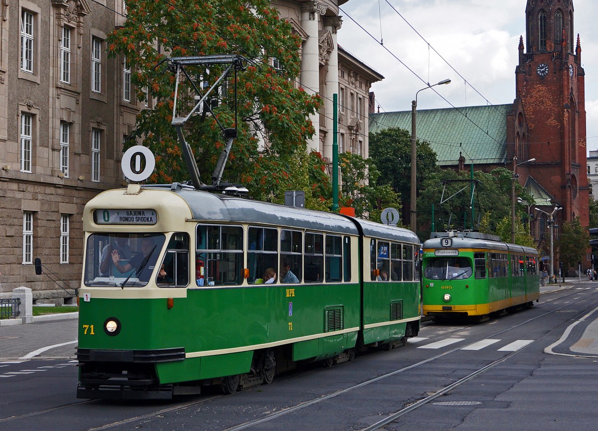 STRASSENBAHNBETRIEBE IN POLEN
Historische Strassenbahnen POSEN
Motorwagen 71 der Linie 0 (Museumslinie) und der Motorwagen 695 (ex Düsseldorf) der Linie 9 aufgenommen am 17. August 2014.  
Foto: Walter Ruetsch