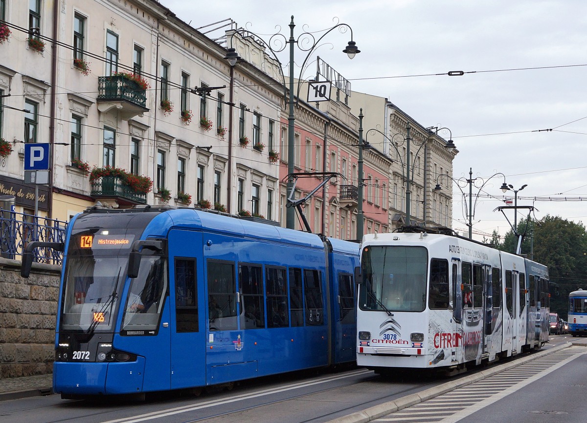STRASSENBAHNBETRIEBE IN POLEN
Strassenbahn KRAKAU
Auf dem Strassenbahnnetz sind auch Gebrauchtwagen aus Wien, Düsseldorf und Nürnberg zu sehen. An einigen Fahrzeugen wurden gar noch Umbauten vorgenommen. Motorwagen 3078 anlässlich einer Begegnung mit dem nigelnagelneuem 2072, aufgenommen am 13. August 2014.  
Foto: Walter Ruetsch