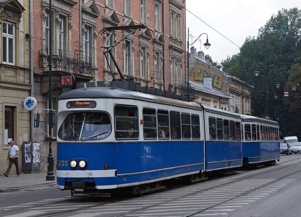 STRASSENBAHNBETRIEBE IN POLEN
Strassenbahn KRAKAU
Auf dem Strassenbahnnetz sind auch Gebrauchtwagen aus Wien, Düsseldorf und Nürnberg zu sehen. An einigen Fahrzeugen wurden gar noch Umbauten vorgenommen. Motorwagen 255 mit Beiwagen aufgenommen am 13. August 2014.  
Foto: Walter Ruetsch 
