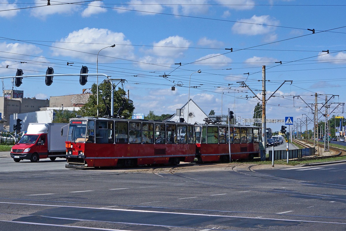 STRASSENBAHNBETRIEBE IN POLEN
Strassenbahn LODZ 
Trotz der Inbetriebnahme von neuen Niederflurgelenkwagen bilden auch heute noch immer die alten polnischen Triebwagen aus dem Hause Konstal das R�ckgrat der meisten Strassenbahnbetriebe. 
Motorwagen 1830 (noch in roter Lackierung, was �usserst selten ist) des Typs Konstal 805Na in Doppeltraktion aufgenommen am 20. August 2014.   
Foto: Walter Ruetsch
