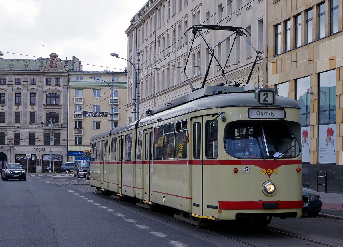 STRASSENBAHNBETRIEBE IN POLEN
Strassenbahn POSEN
Auf dem Strassenbahnnetz sind auch Gebrauchtwagen aus D�sseldorf und Frankfurt am Main zu sehen. D�wag GT8 699 ex D�sseldorf noch mit der historischen Lackierung unterwegs am 16. August 2014.  
Foto: Walter Ruetsch 