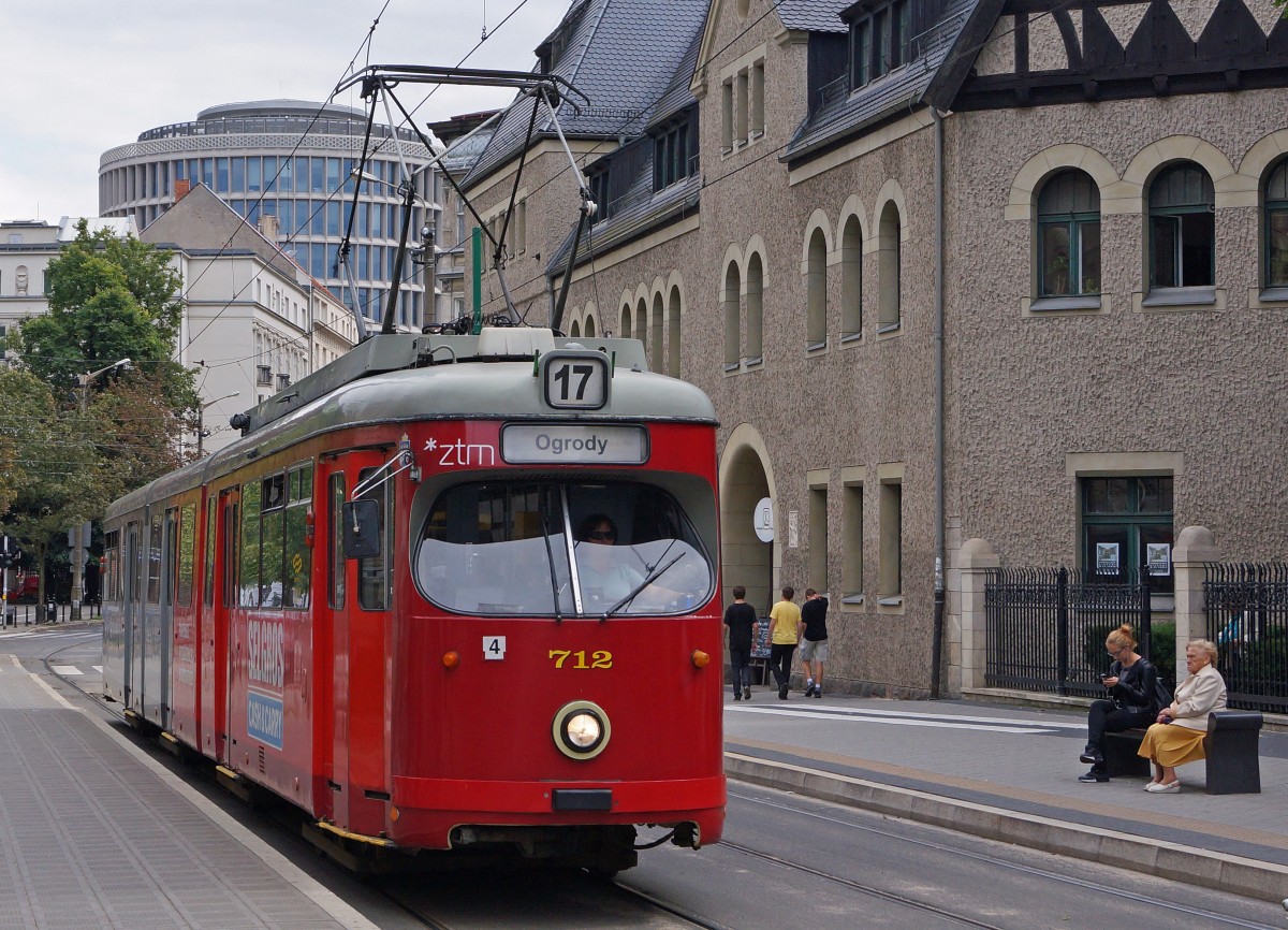 STRASSENBAHNBETRIEBE IN POLEN
Strassenbahn POSEN
Auf dem Strassenbahnnetz sind auch Gebrauchtwagen aus D�sseldorf und Frankfurt am Main zu sehen. D�wag GT8 712 ex D�sseldorf mit Werbeaufschrift aufgenommen am 17. August 2014.  
Foto: Walter Ruetsch
