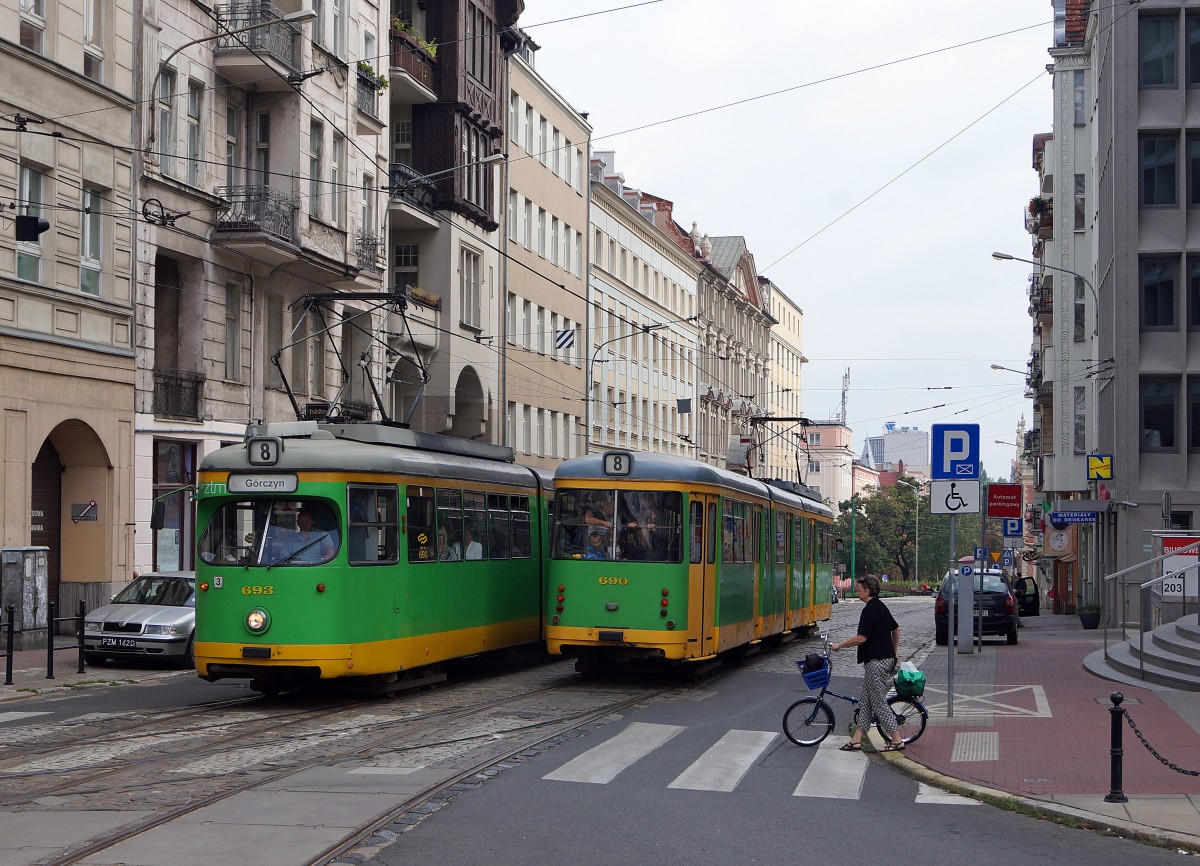 STRASSENBAHNBETRIEBE IN POLEN
Strassenbahn POSEN
Auf dem Strassenbahnnetz sind auch Gebrauchtwagen aus D�sseldorf und Frankfurt am Main zu sehen. Am 16. August 2014 konnte eine Begegnung zwischen den D�wag GT8 693 und GT8 690 ex D�sseldorf anl�sslich einer Begegnung fotografiert werden.  
Foto: Walter Ruetsch 