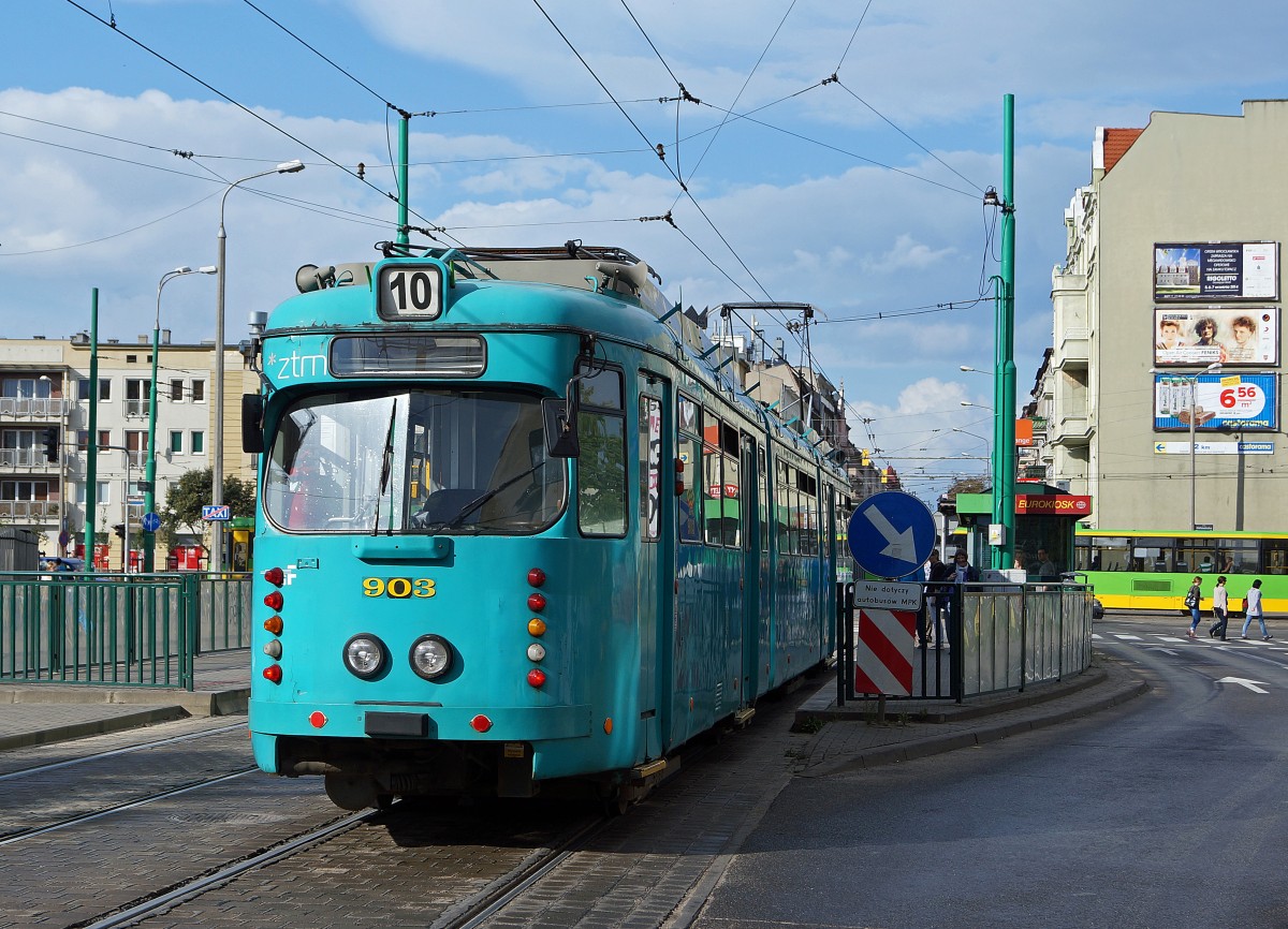 STRASSENBAHNBETRIEBE IN POLEN
Strassenbahn POSEN
Auf dem Strassenbahnnetz sind auch Gebrauchtwagen aus D�sseldorf und Frankfurt am Main zu sehen. Am 16. August 2014 konnte der D�wag GT8 903 ex Frankfurt am Main (1963) im aktuellen Farbkleid der St�dtischen Verkehrsbetriebe Frankfurt am Main fotografiert werden. Seit ca. 2000 geh�rt er zum Bestand der St�dtischen Verkehrsbetriebe Posen. Mit den beiden Aufnahmen des GT8 903 kann das Zweirichtungsfahrzeug bestens dokumentiert werden.  
Foto: Walter Ruetsch