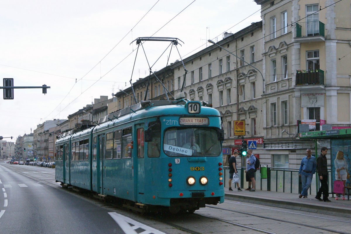 STRASSENBAHNBETRIEBE IN POLEN
Strassenbahn POSEN
Auf dem Strassenbahnnetz sind auch Gebrauchtwagen aus D�sseldorf und Frankfurt am Main zu sehen. Am 16. August 2014 konnte der D�wag GT8 903 ex Frankfurt am Main (1963) im aktuellen Farbkleid der St�dtischen Verkehrsbetriebe Frankfurt am Main fotografiert werden. Seit ca. 2000 geh�rt er zum Bestand der St�dtischen Verkehrsbetriebe Posen. Mit den beiden Aufnahmen des GT8 903 kann das Zweirichtungsfahrzeug bestens dokumentiert werden.  
Foto: Walter Ruetsch