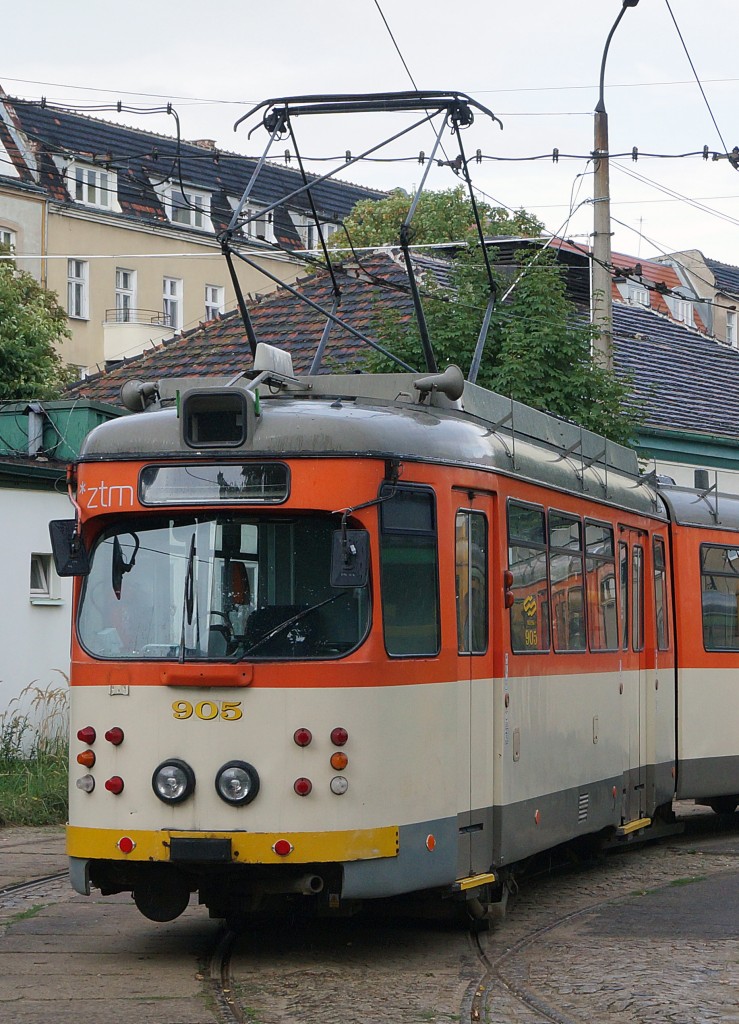 STRASSENBAHNBETRIEBE IN POLEN
Strassenbahn POSEN
Auf dem Strassenbahnnetz sind auch Gebrauchtwagen aus D�sseldorf und Frankfurt am Main zu sehen. Am 16. August 2014 konnte der D�wag GT8 905 ex Frankfurt am Main (1963) im alten Farbkleid der St�dtischen Verkehrsbetriebe Frankfurt am Main fotografiert werden. Seit ca. 2000 geh�rt er zum Bestand der St�dtischen Verkehrsbetriebe Posen.  
Foto: Walter Ruetsch