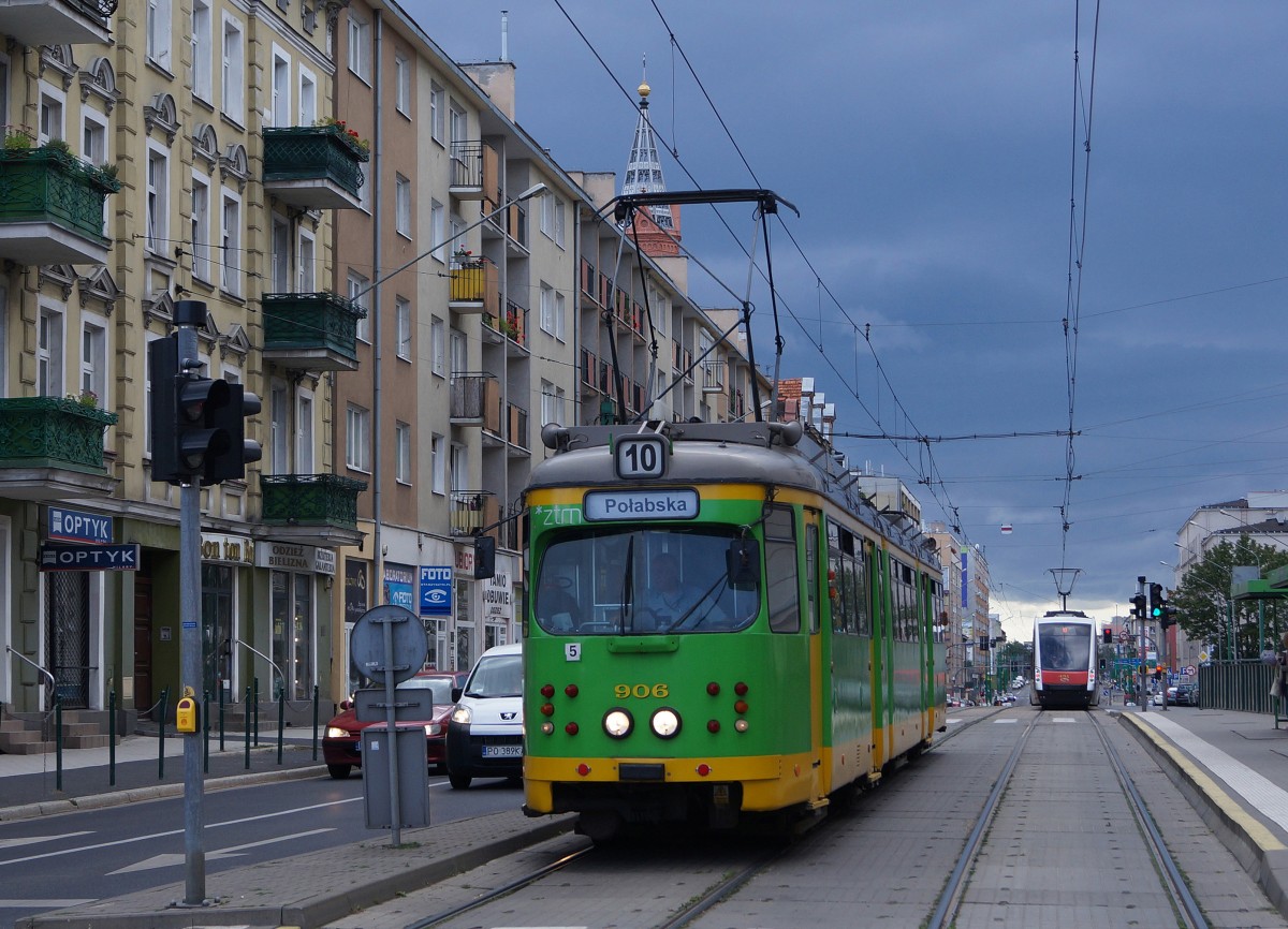 STRASSENBAHNBETRIEBE IN POLEN
Strassenbahn POSEN
Auf dem Strassenbahnnetz sind auch Gebrauchtwagen aus D�sseldorf und Frankfurt am Main zu sehen. Am 16. August 2014 konnte der D�wag GT8 906 ex Frankfurt am Main (1963) im aktuellen Farbkleid fotografiert werden. Seit ca. 2000 geh�rt er zum Bestand der St�dtischen Verkehrsbetriebe Posen.  
Foto: Walter Ruetsch 