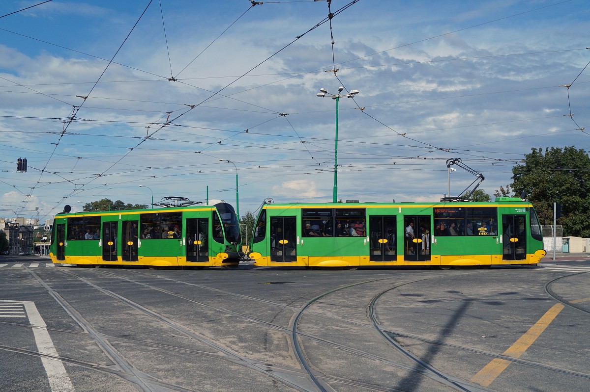 STRASSENBAHNBETRIEBE IN POLEN
Strassenbahn POSEN
Die Moderus Alfa-Wagen 140 und 141 in Doppeltraktion aufgenommen am 16. August 2014.  
Foto: Walter Ruetsch 