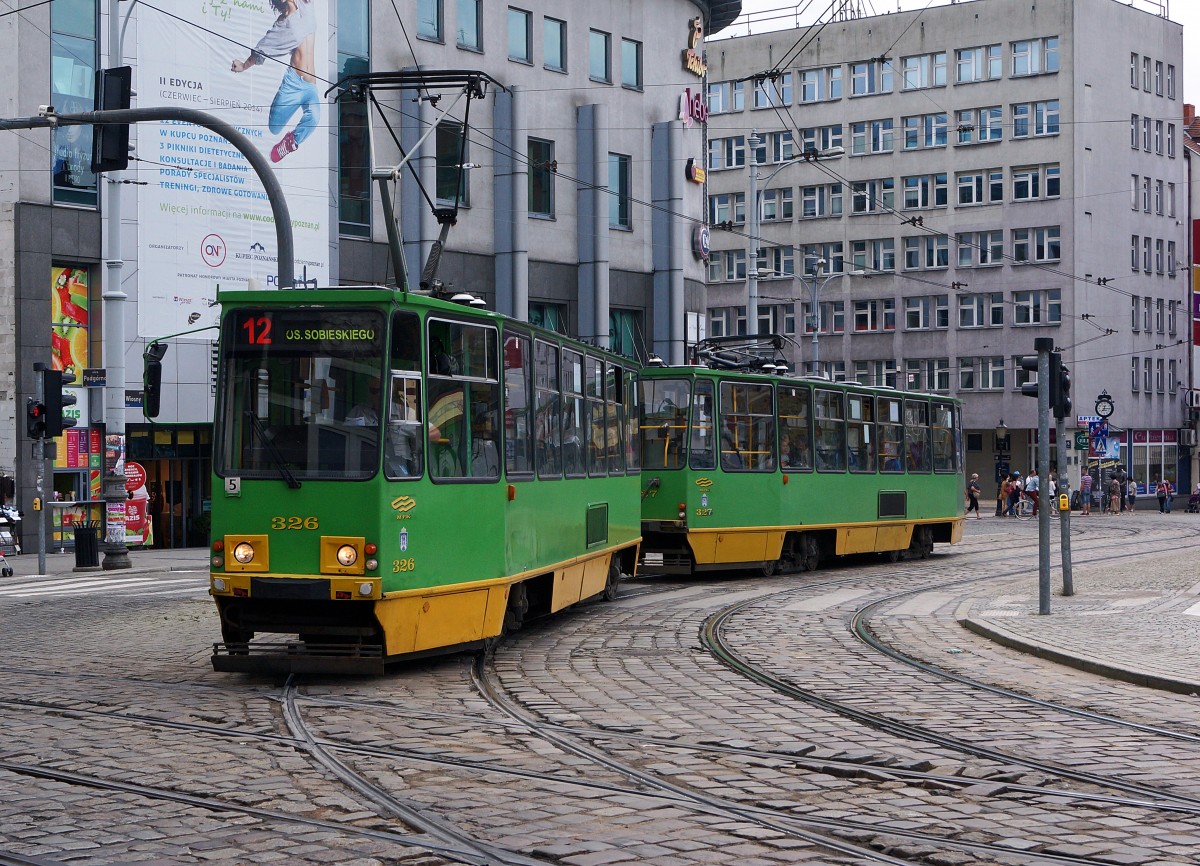 STRASSENBAHNBETRIEBE IN POLEN
Strassenbahn POSEN
Trotz der Inbetriebnahme von neuen Niederflurgelenkwagen bilden auch heute noch immer die alten polnischen Triebwagen aus dem Hause Konstal das R�ckgrat der meisten Strassenbahnbetriebe. 
Motorwagen 326 des Typs Konstal 105Na in Doppeltraktion aufgenommen am 16. August 2014.  
Foto: Walter Ruetsch
