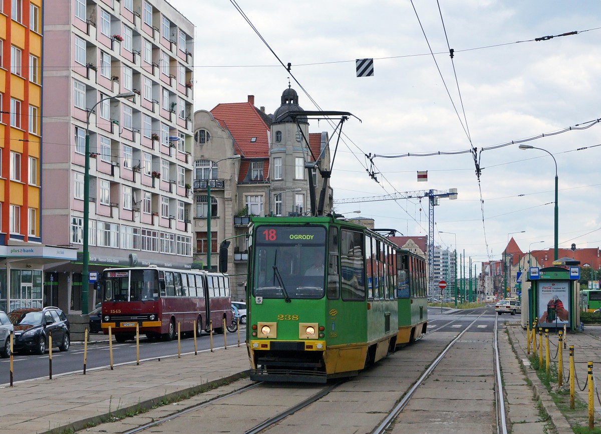 STRASSENBAHNBETRIEBE IN POLEN
Strassenbahn POSEN
Trotz der Inbetriebnahme von neuen Niederflurgelenkwagen bilden auch heute noch immer die alten polnischen Triebwagen aus dem Hause Konstal das R�ckgrat der meisten Strassenbahnbetriebe. 
Motorwagen 238 des Typs Konstal 105Na in Doppeltraktion anl�sslich einer Begegnung mit einem Ikarusgelenkbus der Linie 100, aufgenommen am 17. August 2014.  
Foto: Walter Ruetsch