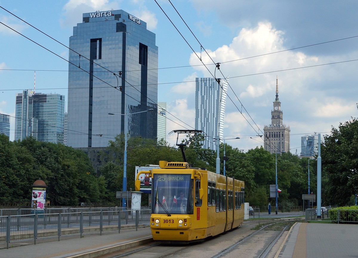 STRASSENBAHNBETRIEBE IN POLEN
Strassenbahn WARSCHAU
Motorwagen 3013 des Typs Konstal 116N/116Na mit niederflurigem Mittelteil aufgenommen am 15. August 2014. Am Nationalfeiertag wurden s�mtliche Strassenbahnen mit der polnischen Nationalflagge geschm�ckt.  
Foto: Walter Ruetsch 