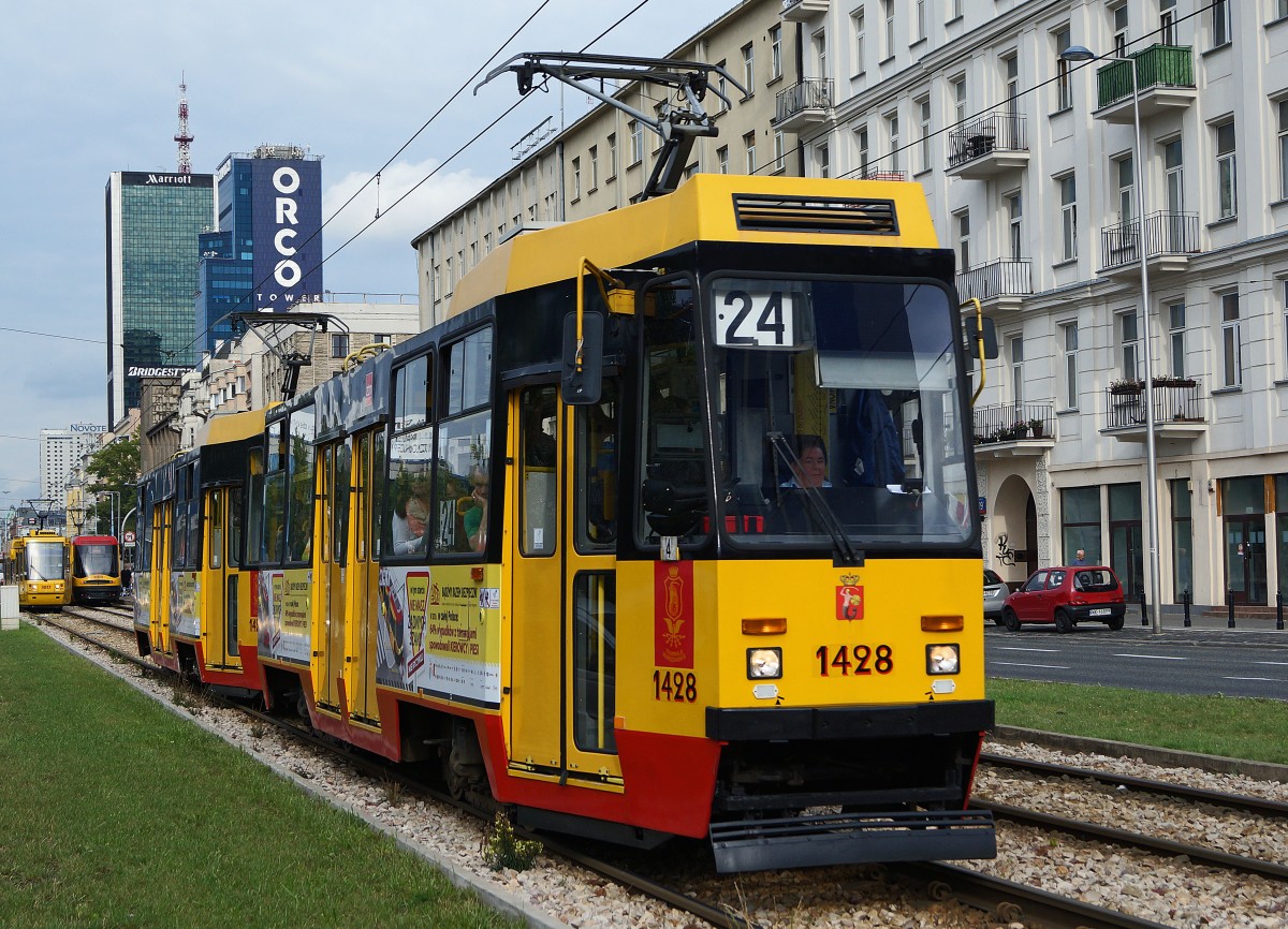 STRASSENBAHNBETRIEBE IN POLEN
Strassenbahn WARSCHAU
Trotz der Inbetriebnahme von neuen Niederflurgelenkwagen bilden auch heute noch immer die alten polnischen Triebwagen aus dem Hause Konstal das R�ckgrat der meisten Strassenbahnbetriebe. 
Motorwagen 1428 des Typs Konstal 105Na in Doppeltraktion aufgenommen am 14. August 2014.  
Foto: Walter Ruetsch