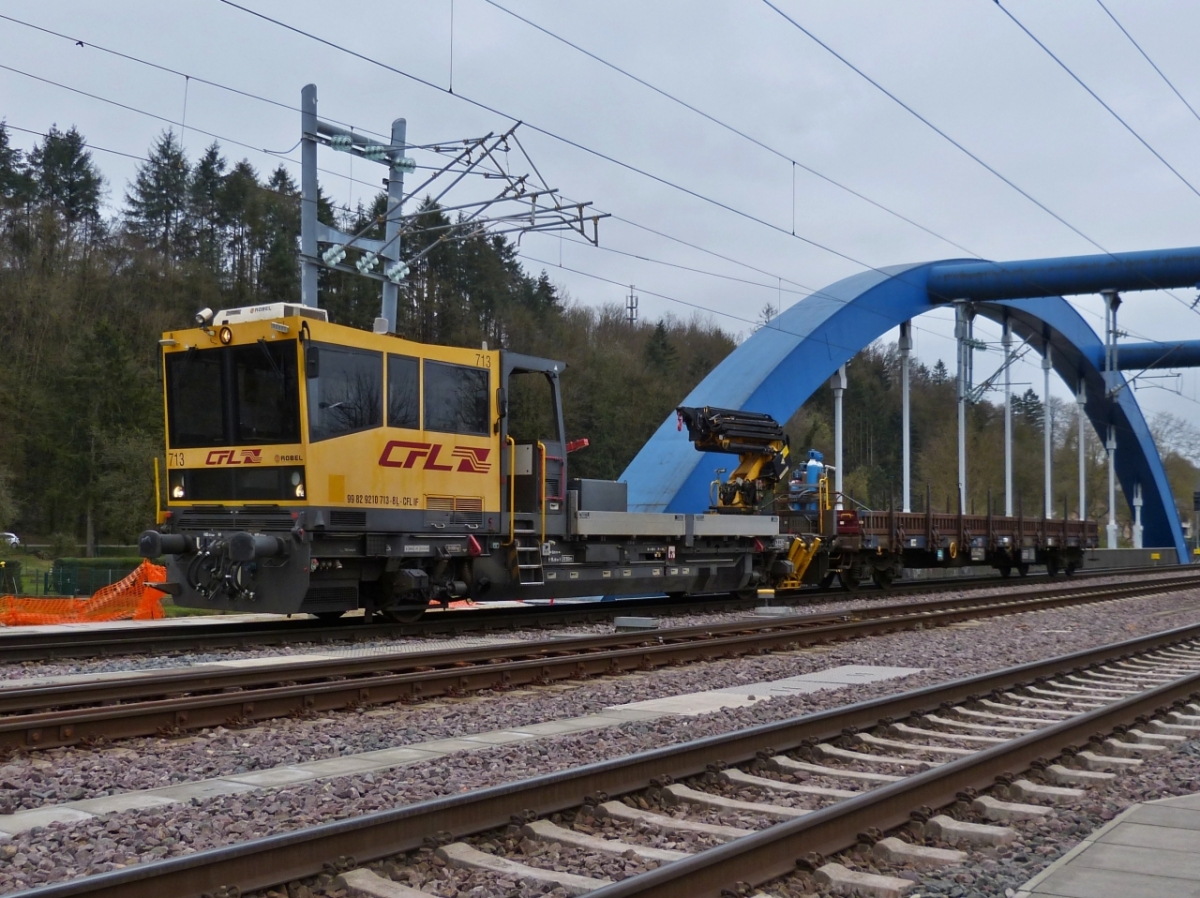 Streckensperrung von Mersch bis Troisvierges über das Osterwochenende. CFL Robbel 713 steht mit eienm Flachwagen auf dem Abzweigungsgleis nach Diekirch in Ettelbrück auf der Brücke über die Alzette. 03.04.2021