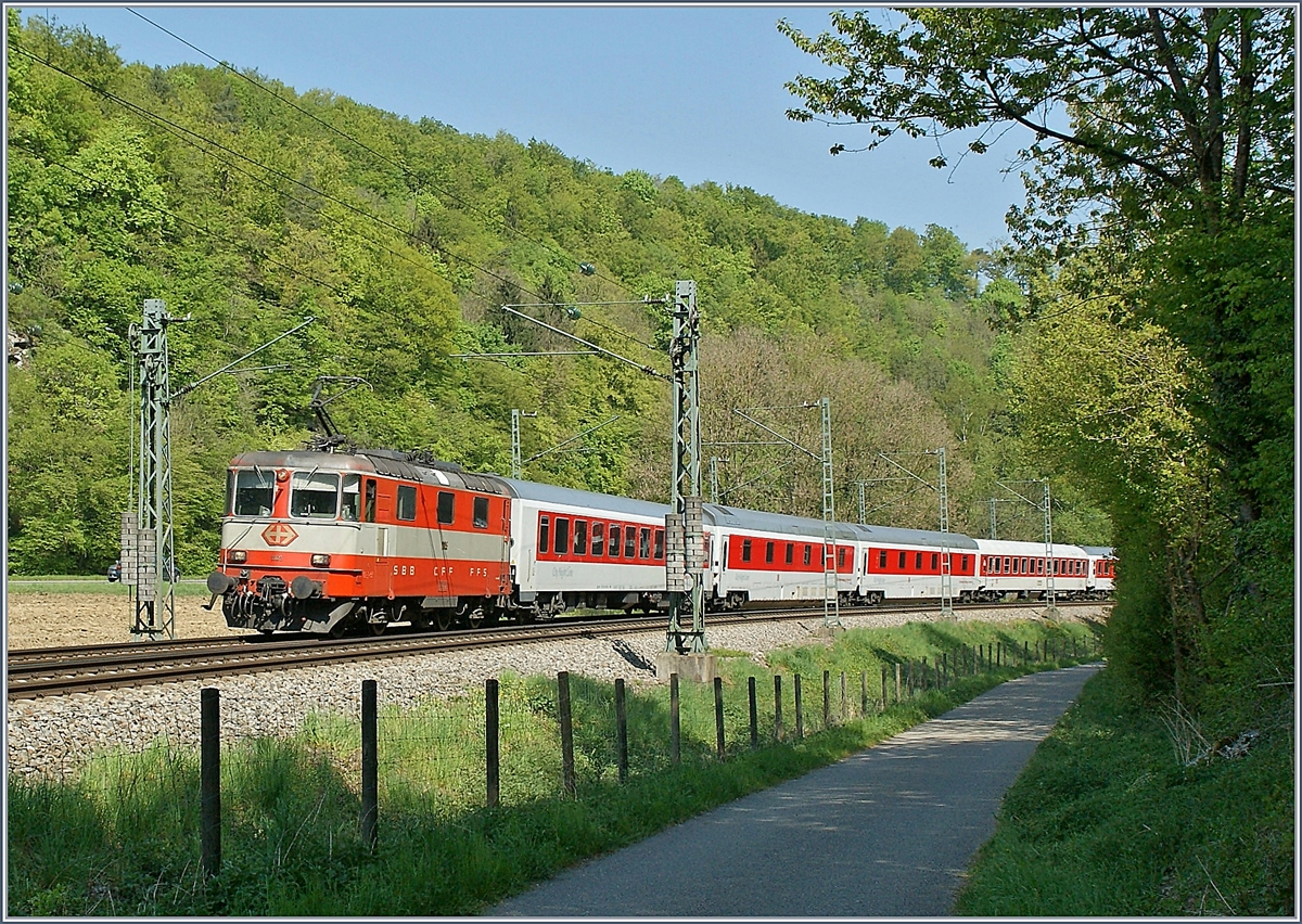 Streckenunterbrüche bei Rastatt mit einsprechendem Umleitungsverkehr sind nicht neu, wie dieses Bild zeigt: Durch den Neubau bzw. Einfügen der Murgbrücke über die Ostertage wurde der CNL 1258 von Berlin Lichtenberg nach Zürich HB über die Gäubahn umgeleitet. Das Bild zeigt den Zug bei Thayingen, nachdem in Singen die SBB Re 4/4 II 11109 den Zug übernommen hat.
22. April 2011 