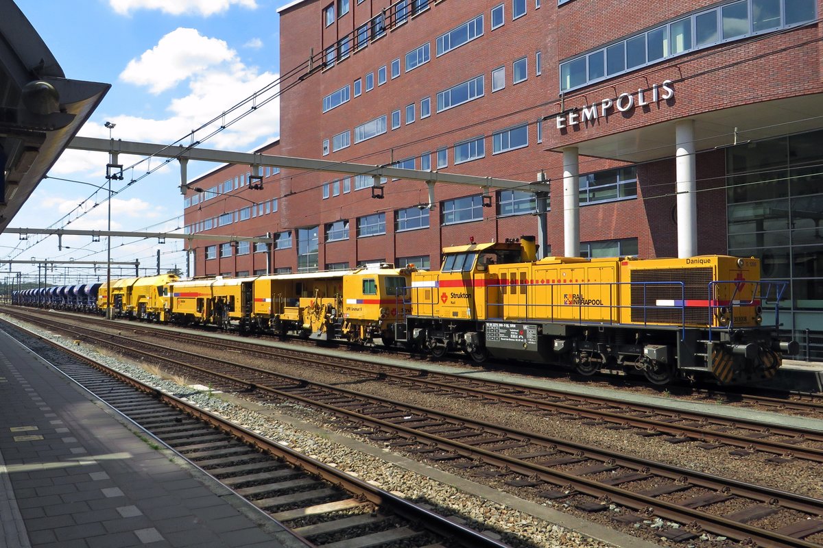 Strukton 303008 steht mit ein Gleisbauzug am 25 Juni 2020 in Amersfoort.