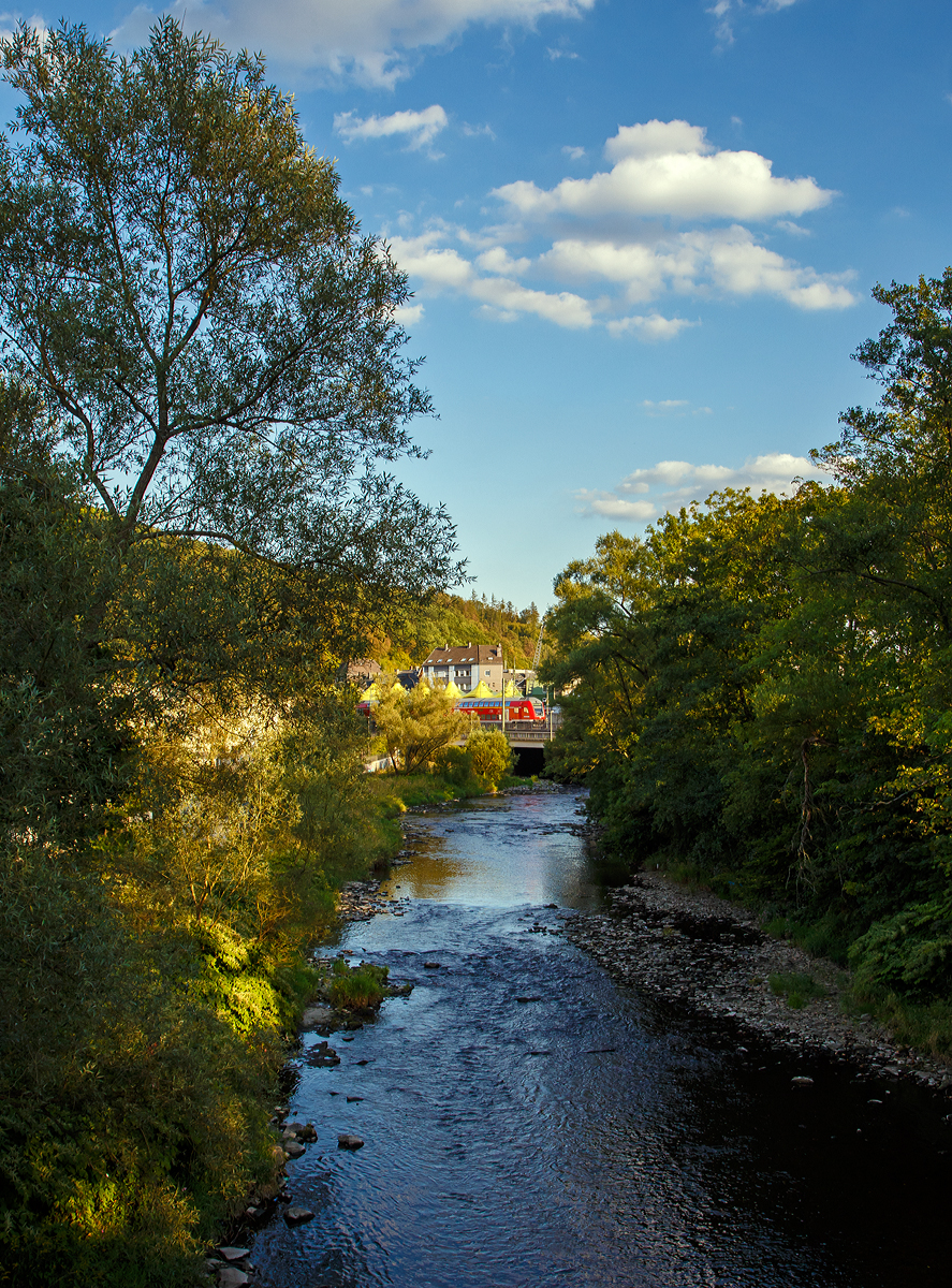 
Such den Zug....
Der RE 9 (rsx - Rhein-Sieg-Express) Siegen - Köln – Aachen überquert am 02.09.2019 in Betzdorf/Sieg die Siegbrücke und erreicht gleich drauf den Bahnhof.

Auffällig ist das die Sieg sehr wenig Wasser führt.
