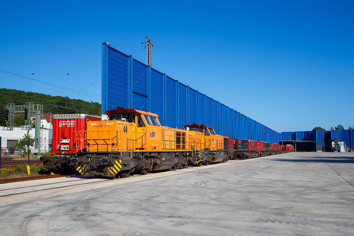 
Südwestfalen Container-Terminal GmbH (SWCT), Kreuztal Ubf, den 31.05.2019:
Um 20:00 Uhr ist erst Annahmeschluss für den KLV-Zug nach Verona Quadrante Europa (Italien) via Kornwestheim Ubf, so müssen die beiden Loks der Kreisbahn Siegen-Wittgenstein, die KSW 44 (92 80 1271 004-4 D-KSW) eine MaK G 1000 BB und die KSW 46 (92 80 1277 807-4 D-KSW) eine Vossloh G 1700-2 BB noch warten bevor sie den KLV-Zug zusammensetzen und dann in den Rbf Kreuztal  ziehen.
