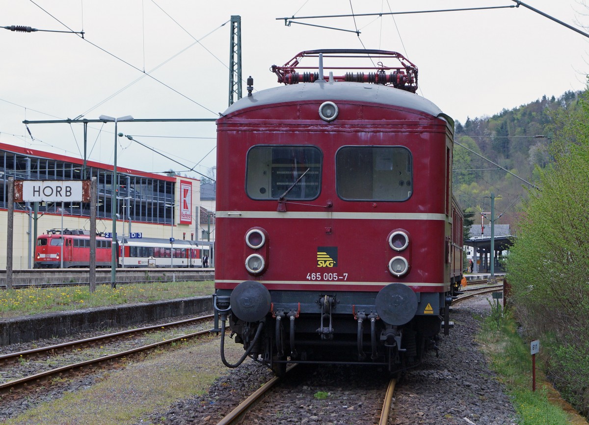 SVG: 1. Abschiedsfahrt mit dem  Roten Heuler  ET 65 zur Eisenbahn-Erlebniswelt Horb am Neckar. Mit der Elektrifizierung der Hauptstrecke Stuttgart-Ulm im Jahre 1933 wurde auch in W�rtemberg eine neue Aera im Eisenbahnverkehr beschritten. F�r die Elektrifizierung der Vorortstrecken rund um Stuttgart entwickelte die Maschinenfabrik Esslingen (ME) einen neuartigen Trieb und Steuerwagen f�r die Deutsche Reichsbahngesellschaft (DRG). Zun�chst noch als Baureihe elT 12 und elS 22 bezeichnet, sp�ter dann als ET/ES 65 Baureihe 465 (865). Ueber 45 Jahre lang, von 1933 bis 1978, haben die  filigranen Schwaben  der Baureihe ET 65 Millionen von Fahrg�sten zur Arbeit, zur Schule und zu Freizeitaktivit�ten begleitet. Die  Roten Heuler  aus Esslingen haben verkehrsgeschichte geschrieben ! Erst 1978 wurde mit der Baureihe 420 ein Nachfolger ins Rennen geschickt und die ET 65 kamen in den verdienten Ruhestand. Das  Knacken und Zischen  der  Roten Heuler  ist aber bis heute unvergessen. 2006/2007 hat die SVG beide Fahrzeuge wieder in Betrieb genommen. Nach rund 8 Jahren im Sonderzugsverkehr f�hrt der ET 65 nun erneut in den Ruhestand, da eine weitere Hauptuntersuchung sehr teuer ist. Auf dem hintersten Geleise des Bahnhofs HORB warteten der 465 065-7 und der 865 611-8  am 25. April 2015 auf die abendliche R�ckfahrt nach Stuttgart Hbf. Der IC Stuttgart-Z�rich mit der 115 350-1 befindet sich bei einem Zwischenhalt auf der Fahrt nach Singen. Foto: Walter Ruetsch 