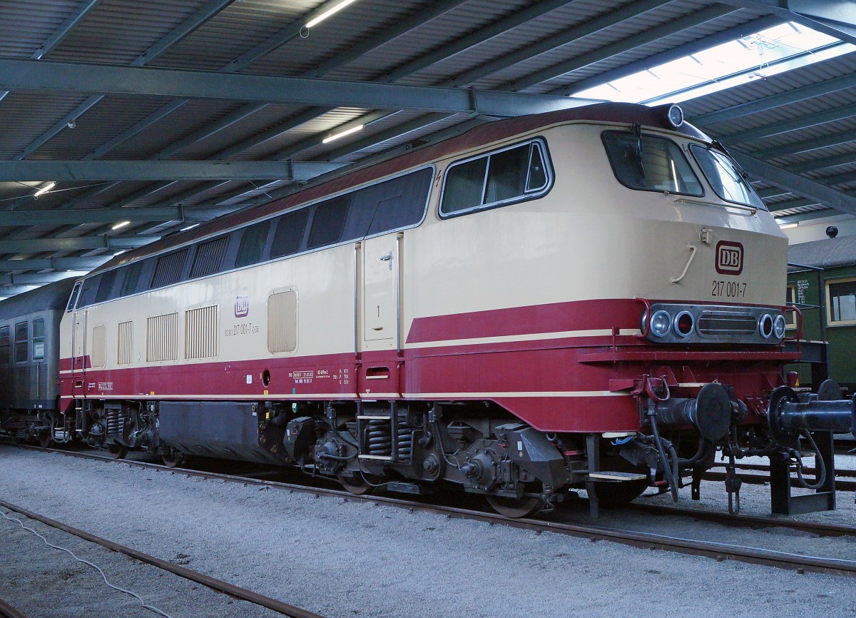 SVG: Bei der am 25. April 2015 aufgenommenen DB 217 001-7 (Krupp, 1964) handelt es sich um eine Leihgabe von DB Regio (RAB).
Foto: Walter Ruetsch
