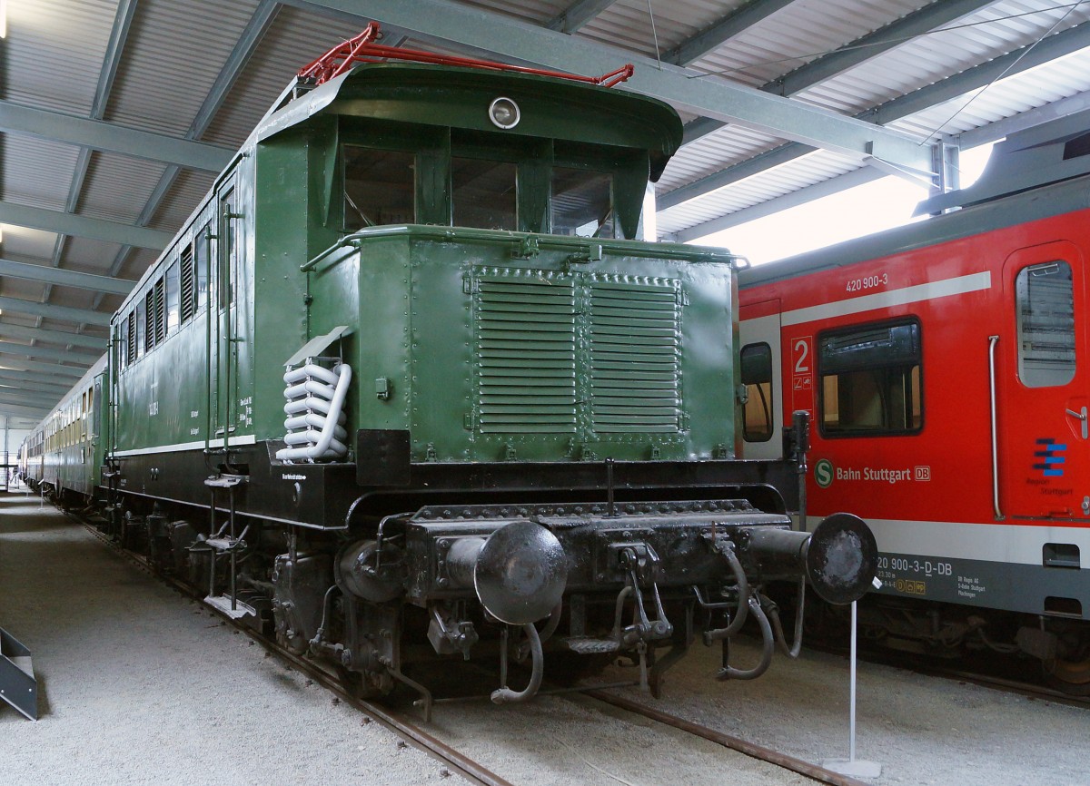 SVG: Die ehemalige am 25. April 2015 aufgenommene DR 144 084 Bo'Bo (1938) bereichert als Leihgabe des DD-Museums die Austellung der Eisenbahn Erlebniswelt Horb am Neckar.
Foto: Walter Ruetsch 