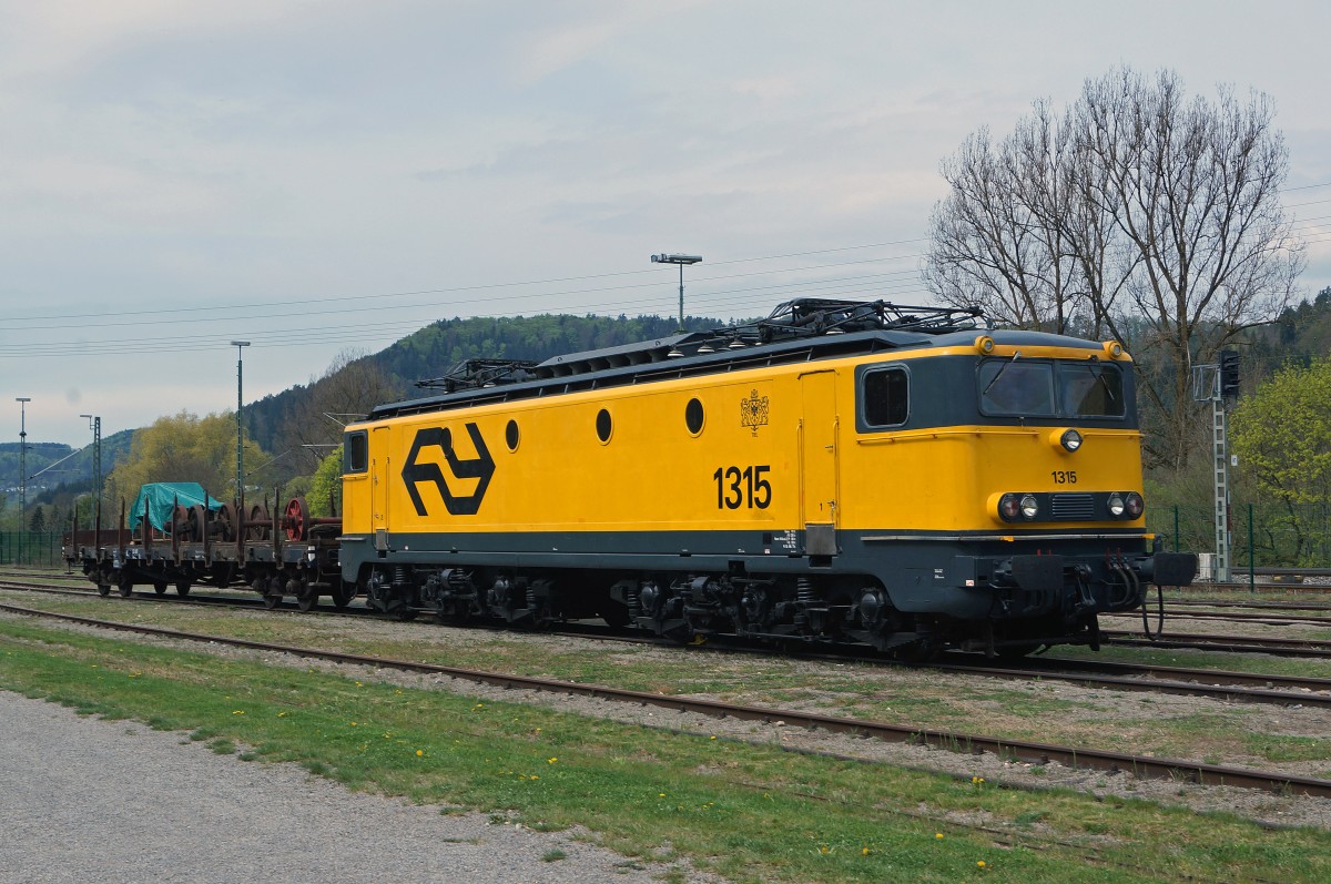 SVG: E - Lok 1315 (1956) aus den Niederlanden vor der Museumshalle der Eisenbahn Erlebniswelt Horb an Neckar am 25. April 2015.
Foto: Walter Ruetsch