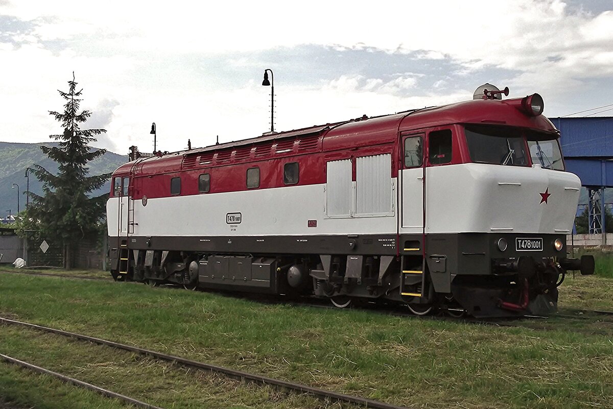 T478 1001 steht am 30 Mai 2015 in Vrutky Nakladi Stanica. Die erste fünf Loks der Bardotka-Reihe wurden mit etwas gerundete Kabinen geliefert bevor die Seriebau mit eckiger Kabinenranden angefangen wurde.