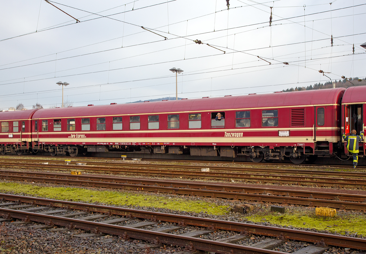 Tanzwagen D-EURO 56 80 89 - 80 037-5 WGmkz der Euro-Express Sonderz�ge GmbH & Co. KG am 05.12.2015 im Zugverband in einem Dampfsonderzug in Kreuztal.

Technische Daten:
Spurweite: 1.435 mm
Anzahl der Achsen: 4 (in zwei Drehgestellen)
L�nge �ber Puffer: 26.400 mm
Drehzapfenabstand: 19.000 mm
Achsstand im Drehgestell: 2.500 mm
Gewicht: 39 t / 44 t
Bremse: KE-GPR P 47 t G 36 t
Zul�ssige H�chstgeschwindigkeit: 160 km/h 
Zugelassen in den L�ndern: D, A, B, CH, CZ, DK, F, GR, H, L, NL, PL, I, Sk und TC 

Inneneinrichtung: 
- eine ca. 13m lange Theke mit einer Zapfanlage mit 4 Anschl�ssen
- Sitzecke f�r ca. 12-15 Personen 
- Musikanlage mit 2 kW Musikleistung