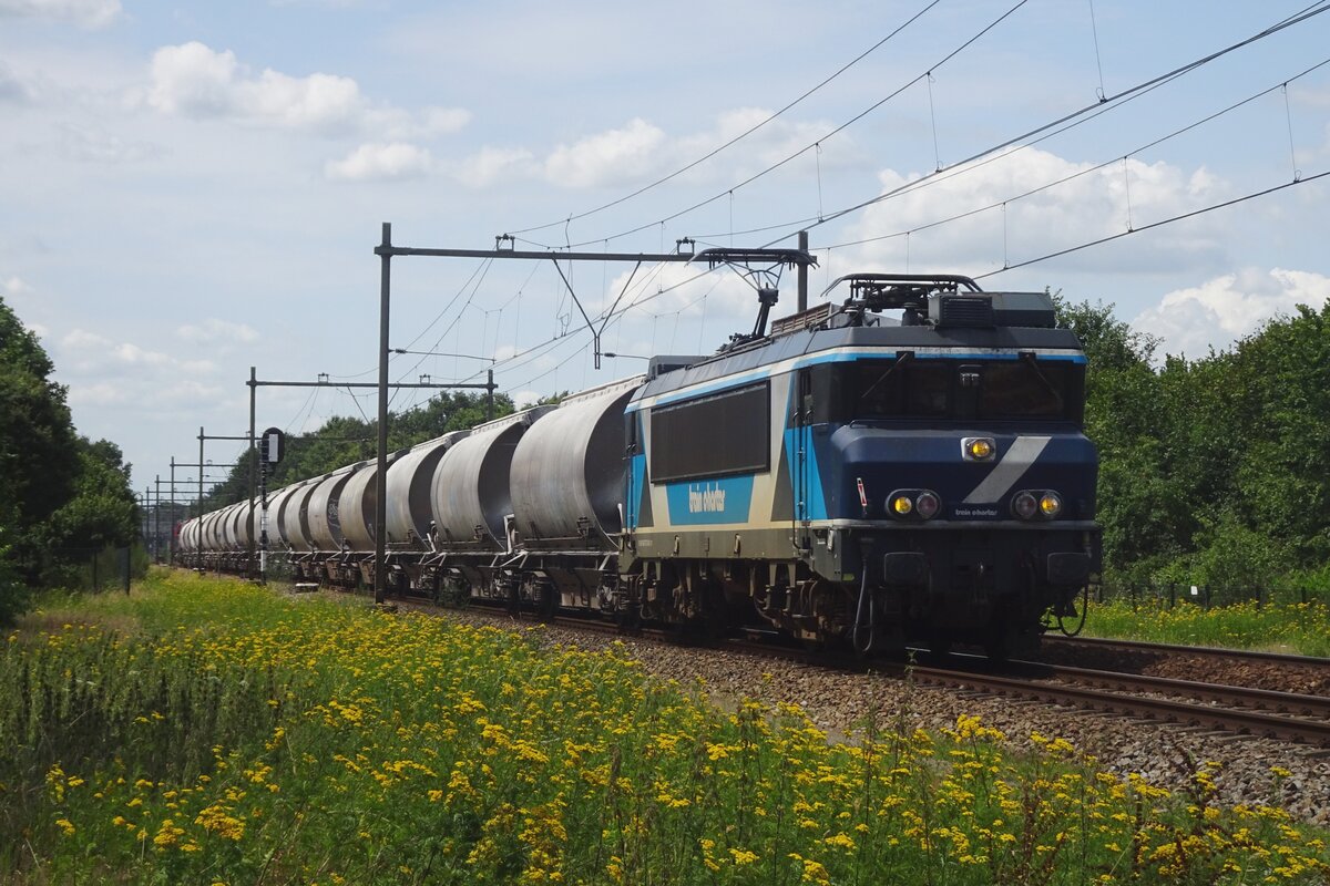 TCS 101002 zieht ein umgeleiteter Ganzzug durch Alverna am 18 Juli 2023.