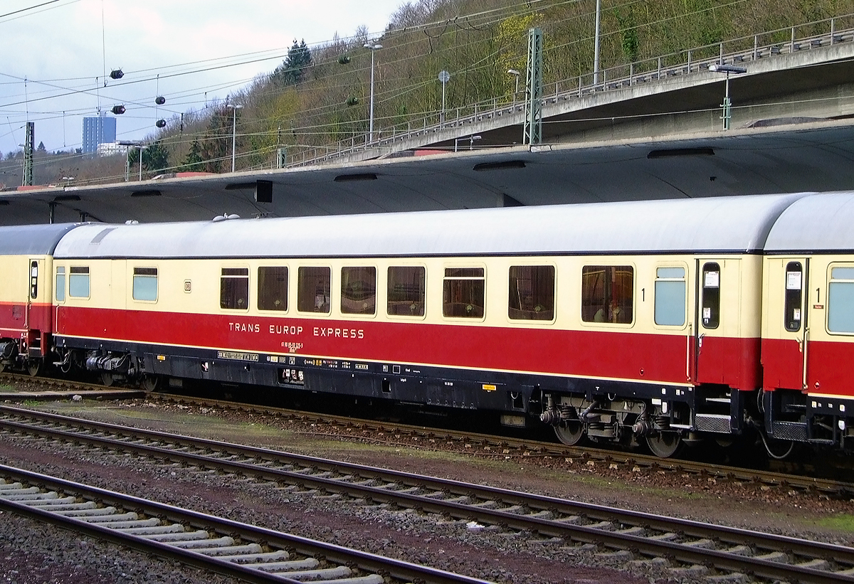 TEE - TRANS EUROP EXPRESS DB Halbspeisewagen 61 80 85-92 225-9 ARmh 217 am 03.04.2010 im Hbf Koblenz eingereiht in den IC 91300, der anl�sslich des Dampfspektakels 2010 als Sonder-IC nach Trier fuhr. Den Zug konnte mit einem normalen Ticket buchen.

Der Wagen wurde 1966 von O&K in Berlin=Spandau als DB 51 80 84-40 103-4 AR�m 65 gebaut, der Umbau auf 200 km/h erfolgte 1971 in DB 51 80 84-80 225-2  ARmh 217. Im Jahr 1987 erfolgte ein weiterer Umbau in DB 61 80 84-92 225-0 und 1994 in DB 61 80 85-92 225-9 ARmh 217.

Ab 1965 bestellte die DB in mehreren Baulosen 25 klimatisierte, 27,5m lange Halbspeisewagen im TEE-Standard der Bauart AR�m-65 bzw. ARmh217. Ein Teil der Wagen wurde in 2-farbiger F-Zug-Lackierung ausgeliefert. Dier ersten 3 Wagen von O&K wurden noch f�r HG=140km/h mit Klotzbremse ausgeliefert und 1971 umger�stet und um bezeichnet. Die Hansa- und WMD-Wagen waren von Anfang an mit MG-Bremse ausger�stet. Sp�tere Lieferungen erhielten den TEE-Anstrich in rot/elfenbein. Die Fahrzeuge wurden mehrfach umgebaut, die gasbeheizten Herde sp�ter gegen elektrische Herde ausgetauscht und moderne K�chentechnik eingebaut.

TECHNISCHE DATEN (laut Anschriften):
Spurweite: 1.435 mm (Normalspur)
L�nge �ber Puffer: 27.500 mm
Drehzapfenabstand: 19.500 mm
Leergewicht: 51 t
H�chstgeschwindigkeit: 200 km/h
Sitzpl�tze: 18
Bremsbauart: KE-GPR-Mg (D)
