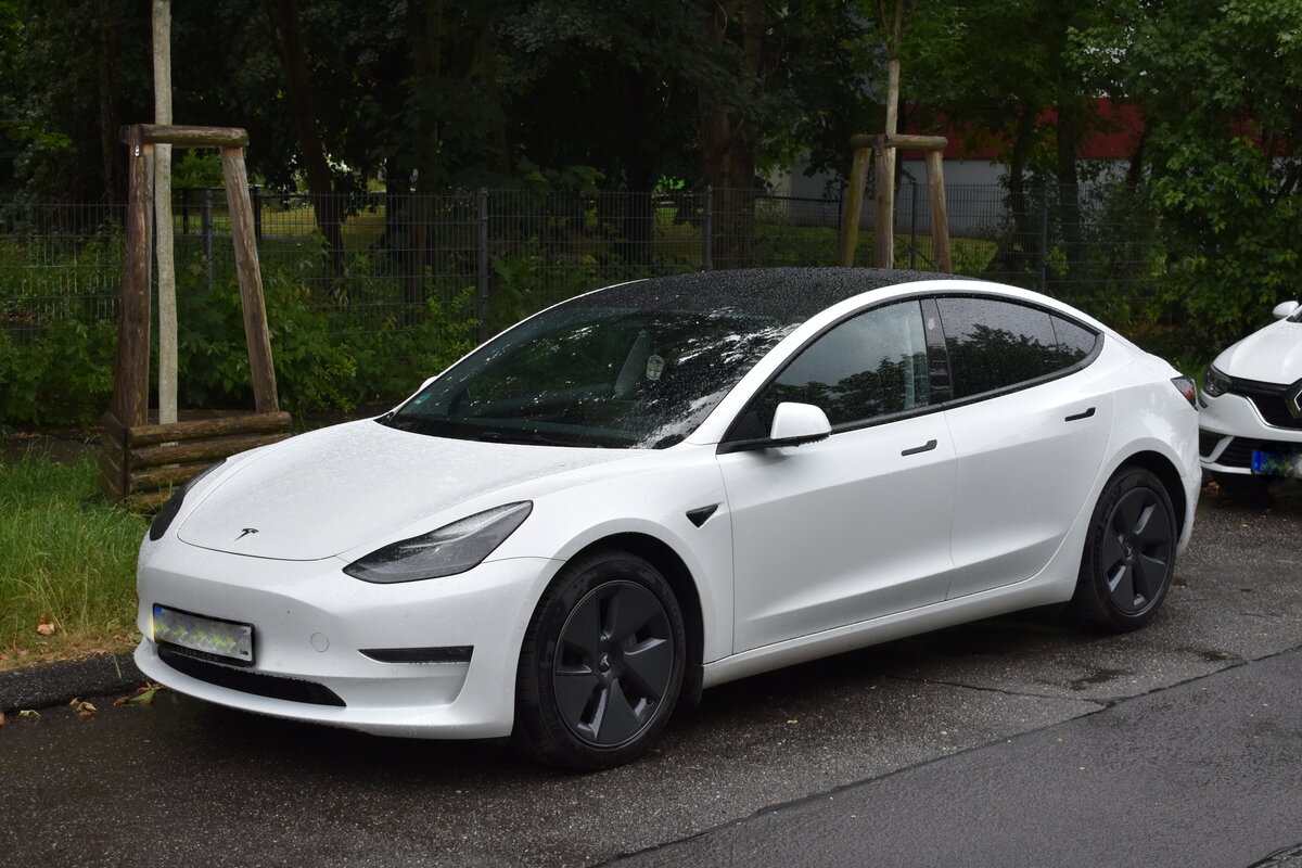 Tesla Model 3 mit LONGRANGE DUAL-MOTOR (Bei Tesla steht der  Dual Motor  f�r einen elektrischen Allradantrieb (AWD), bei dem zwei unabh�ngige Motoren an Vorder- und Hinterachse verbaut sind.) am 10.06.26 Berlin Marzahn 