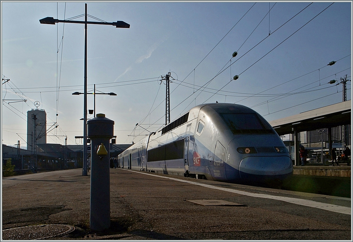 TGV 4703 nach Paris in Stuttgart Hbf.
(hier die etwas aufgehellte Variate des BB.de Bildes).
28. Nov. 2014