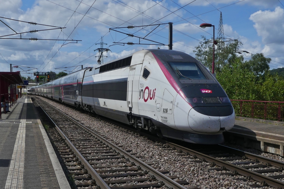 TGV 825 auf ungewohntem Terrain, hier fährt er durch die Haltestelle Lamadelaine kurz vor der Endstation Rodange. Wegen der Strecken Sperrung zwischen Bettemburg und Luxemburg, fährt der TGV von Montpellier kommend über Thionville nach Rodange, von hier fährt er nach Paris. 08.08.2024 
Ab dem 12.08. hält er wieder in Bettemburg ohne nach Rodange weiter zufahren. 