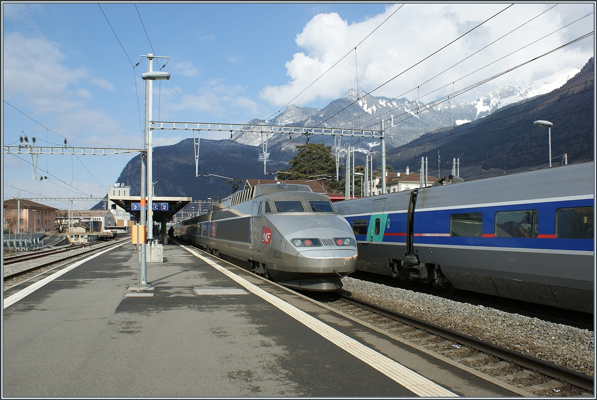 TGV Bahnhof Aigle! Während heute Systembedingt keine TGV Züge mehr von Lausanne Richtung Wallis fahren, begegenten sich, wie auf diesem Bild zu sehen gleich zwei TGV de Neige von und nach Paris Gare de Lyon in Aigle. 

20 Feb. 2010