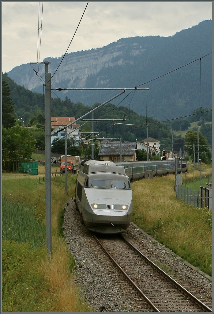 TGV Lyria 9284 von Bern nach Paris bei Noiraigue am 22. Juli 2010. 
Heute verkehrt das letzte verbliebene TGV Zugspaar nicht mehr via Jura, sondern �ber die wesentlich l�ngere, aber etwas schnellerer Strecke via Basel nach Paris und Neucht�tel hat mit drei NPZ Zugspaaren in Frasne Anschluss an die TGV Lyria von Lausanne nach Paris.

