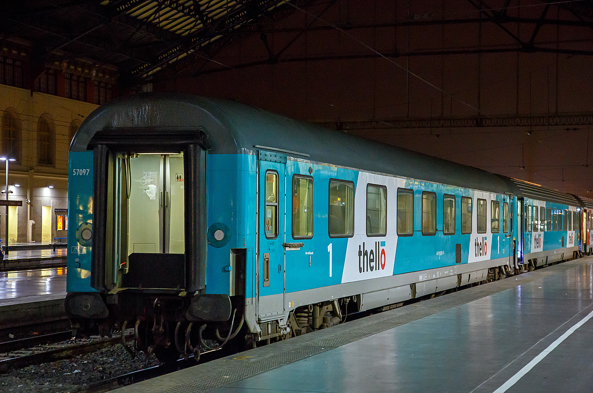 Thello  1. Klasse Reisezugwagen der Gattung A (Nr. unbekannt) I-TI eingereiht im Zugverband des EC 159 (Mailand – Nizza – Marseille) am 24.03.2015 im Bahnhof Marseille Saint-Charles.

Der Wagen ist ein Eurofima bzw. UIC-Typ Z1-Wagen welcher der italienischen Trenitalia gehört und auf diese registriert ist. Die Wagen sind Trenitalia an die Thello vermietet. Wobei die Thello S.A.S. den Sitz in Paris hat und so ein französisches Eisenbahnverkehrsunternehmen ist, das aber von Trenitalia gehalten wird. Thello war das erste Unternehmen, das die Konkurrenz im Schienenpersonenfernverkehr mit der SNCF aufnahm, nachdem der Markt für internationale Fernverkehrsverbindungen ab 2009 in Frankreich liberalisiert wurde. Thello betreibt Expresszüge zwischen Frankreich und Italien.
