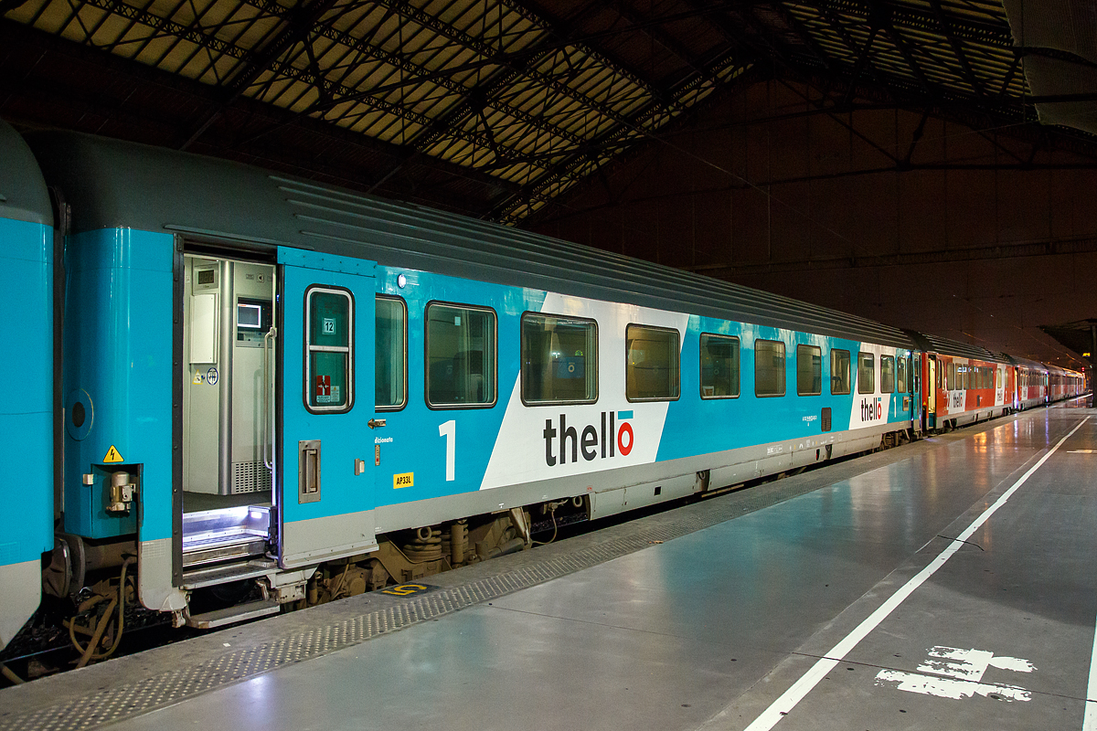 Thello  1. Klasse Reisezugwagen der Gattung A 61 83 19-90 423-0 I-TI eingereiht im Zugverband des EC 159 (Mailand – Nizza – Marseille) am 24.03.2015 im Bahnhof Marseille Saint-Charles.

Der Wagen ist ein Eurofima bzw. UIC-Typ Z1-Wagen welcher der italienischen Trenitalia gehört und auf diese registriert ist. Die Wagen sind Trenitalia an die Thello vermietet. Wobei die Thello S.A.S. den Sitz in Paris hat und so ein französisches Eisenbahnverkehrsunternehmen ist, das aber von Trenitalia gehalten wird. Thello war das erste Unternehmen, das die Konkurrenz im Schienenpersonenfernverkehr mit der SNCF aufnahm, nachdem der Markt für internationale Fernverkehrsverbindungen ab 2009 in Frankreich liberalisiert wurde. Thello betreibt Expresszüge zwischen Frankreich und Italien.

Auf WLAN muss man in den Zügen allerdings komplett verzichten. Dafür ist das Mobilfunknetz entlang der Strecke ordentlich ausgebaut, sodass man zum Beispiel über ein Smartphone problemlos im Internet surfen kann.

TECHNISCHE DATEN: 
Spurweite: 1.435 mm
Anzahl der Achsen. 4
Länge über Puffer:  26.400 mm
Drehzapfenabstand: 19.000 mm
Achsabstand im Drehgestell: 2.560 mm
Laufraddurchmesser: 920 mm (neu)
Drehgestellbauart: Fiat Breda 260
Leergewicht:  47 t
Sitzplätze: 	52 (2. Klasse) und Bistrobereich
Höchstgeschwindigkeit:  200 km/h
Bremsbauart:  Freno WU-R 80t	
