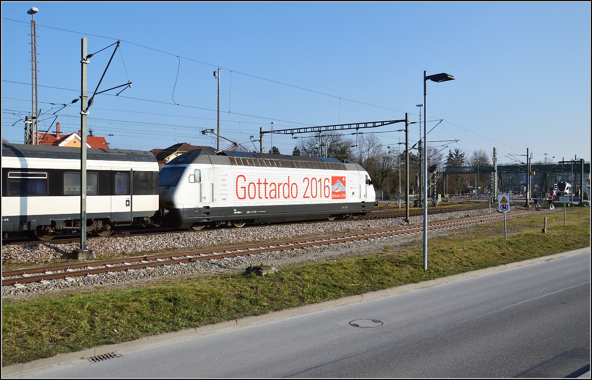 Thema des Jahres 2016. Gottardo 2016 auf der Re 460 098-7.
Konstanz, M�rz 2016.