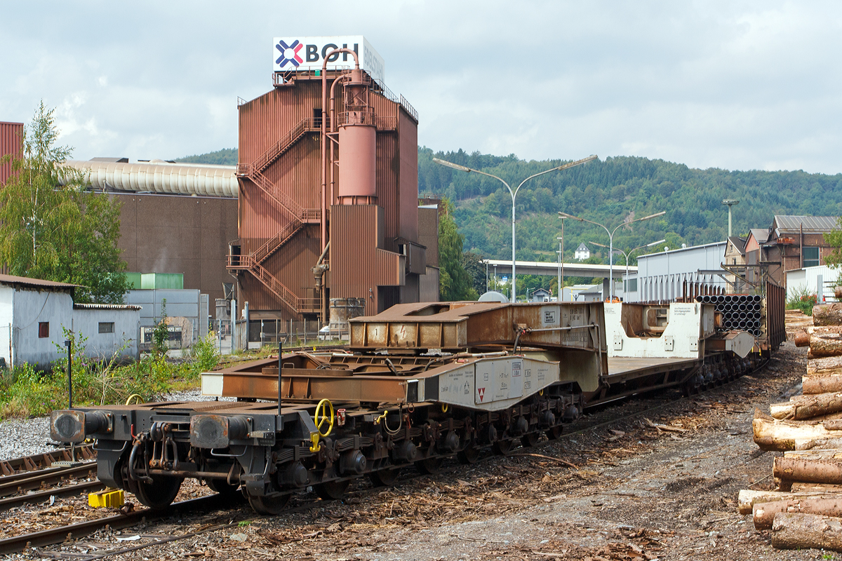 
Tiefladewagen mit 16 Rads�tzen der Gattung Uaais 823 der NCS (NUCLEAR CARGO + SERVICE GmbH, Hanau), eingestellt als 35 RIV 80 D-NCS 9957 000-6, abgestellt am 16.08.2011 in Siegen-Eintracht.

Bei diesem Fahrzeug handelt es sich um einen sechzehnachsigen Schienentiefladewagen mit Sondereinrichtungen und gekr�pfter Ladebr�cke. Der Wagen wurde 1989 bei Krupp gebaut und an die Deutsche Bundesbahn geliefert. Die NCS (NUCLEAR CARGO + SERVICE GmbH in Hanau) geh�rte bis Dezember 2006 zur DB Schenker und wurde an die franz�sische DAHER S.A. verkauft.

Technische Daten:
Spurweite: 1.435 mm (Normalspur)
Anzahl der Achsen: 16 in 4 Drehgestellen
Gattungszeichen/Bauartnummer: Uaai 823
Ladel�nge (gekr�pf): 9.500 mm
Gesamtladel�nge: 15.200 mm
Breite der Ladefl�che: 2.700 mm
L�nge �ber Puffer: 37.080 mm
Gesamth�he: 2.412 mm
H�he der Ladefl�che �ber SOK: 1.065 mm
Drehzapfenabstand:  23.500 mm
Abstand der Innenf�hrung: 18.260 mm
Achsabst�nde in den Drehgestellen: 1.500 mm
Laufraddurchmesser: 900 mm
Eigengewicht: 102,2 t
Eigengewicht der Ladebr�cke: 46,4:
Kleinster befahrbarer Gleisbogenhalbmesser: 80 m
H�chstgeschwindigkeit: 100 km/h
Bauart der Handbremse: bodenbedienbare Handbremse
H�chstzul�ssiger Knickwinkel: 1�
Lastgrenzen auf Streckenklasse CM4: 108,5 t
Maximale Tagf�higkeit: 230 t