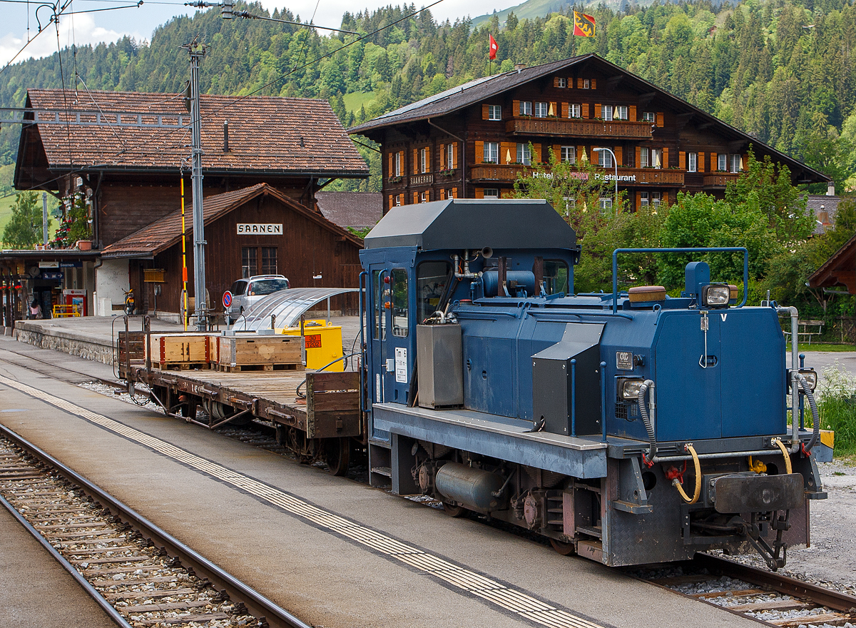 Tm 2/2 - 6  der MOB (Montreux–Berner Oberland-Bahn) steht am 28.05.2012, mit dem vierachsige Flachwagen Baudienst X 46 (ex Rko 822, Baujahr 1914) im Bahnhof Saanen. 

Die Lok wurde 1980 bei Carl Kaelble u. Gmeinder in Mosbach (D) unter der Fabrik-Nr. 5586 gebaut und an Halberger Hütte in Brebach (D) als  26 - Elsbeth  geliefert.  Die Benkler AG (heute zu Sersa), Villmergen (schweiz) kaufte sie Anfang der 2000er und führte sie als Tmf 2/2 26  Elsbeth , 2008 kaufte die MOB die Lok. Ein Einbau von Partikelfilter und eine neue Auspuffanlage erfolgte 2014. Für Bauarbeiten im Furka- Basistunnel wurde sie dann 2014 zusammen mit der Tm 5 an die an die Sersa AG vermietet, und 2016 an die Sersa-Group (Schweiz) verkauft. Aktuell fährt sie als Sersa Tm 6 „CHRISTIAN 2“.

TECHNISCHE DATEN:
Typ: 300 B
Spurweite: 1.000 mm (Meterspur)
Achsfolge: B
Länge über Puffer: 7.600 mm
Achsabstand: 2.740 mm
Eigengewicht: 30,5 t (urspr. 28,5 t)
Leistung: 220 kW (300PS)
Höchstgeschwindigkeit: 25 km/h (30 km/h geschleppt)
Leistungsübertragung: hydrostatisch
