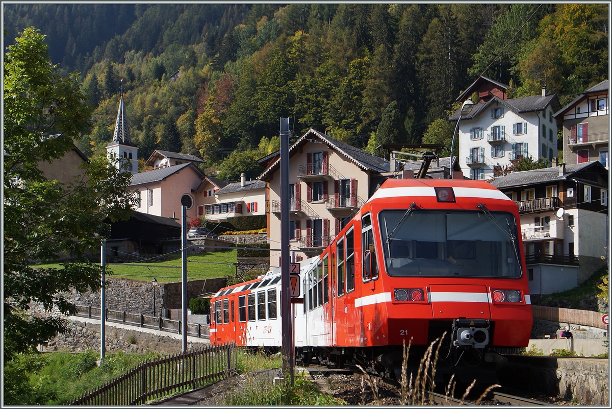 TMR (M-C) BDeh 4/8 21 (SNCF Z800 UIC N° 90 85 838 0821-1 CH-TMRSA) verlässt Finhaut.
3. Oktober 2014