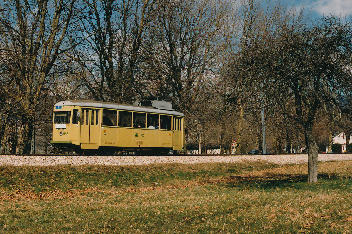 TN: Der Reservetriebwagen Be 4/4 583 auf der Linie 5 Neuenburg-Boudry. Die Aufnahme entstand im März 1982 bei Collombier NE.
Diese Bauart von Standard Triebwagen standen nur bei der Strassenbahn Neuenburg mit den Nummern 81 bis 83 im Einsatz und waren nicht vergleichbar mit den damaligen Standard Triebwagen der Strassenbahnen Genf, Bern, Luzern, Basel und Zürich. Auch verkehrten sie ohne Anhänger. Gebaut wurden sie 1947 von SIG SAAS. Ein Triebwagen ist erhalten geblieben. 
Foto: Walter Ruetsch