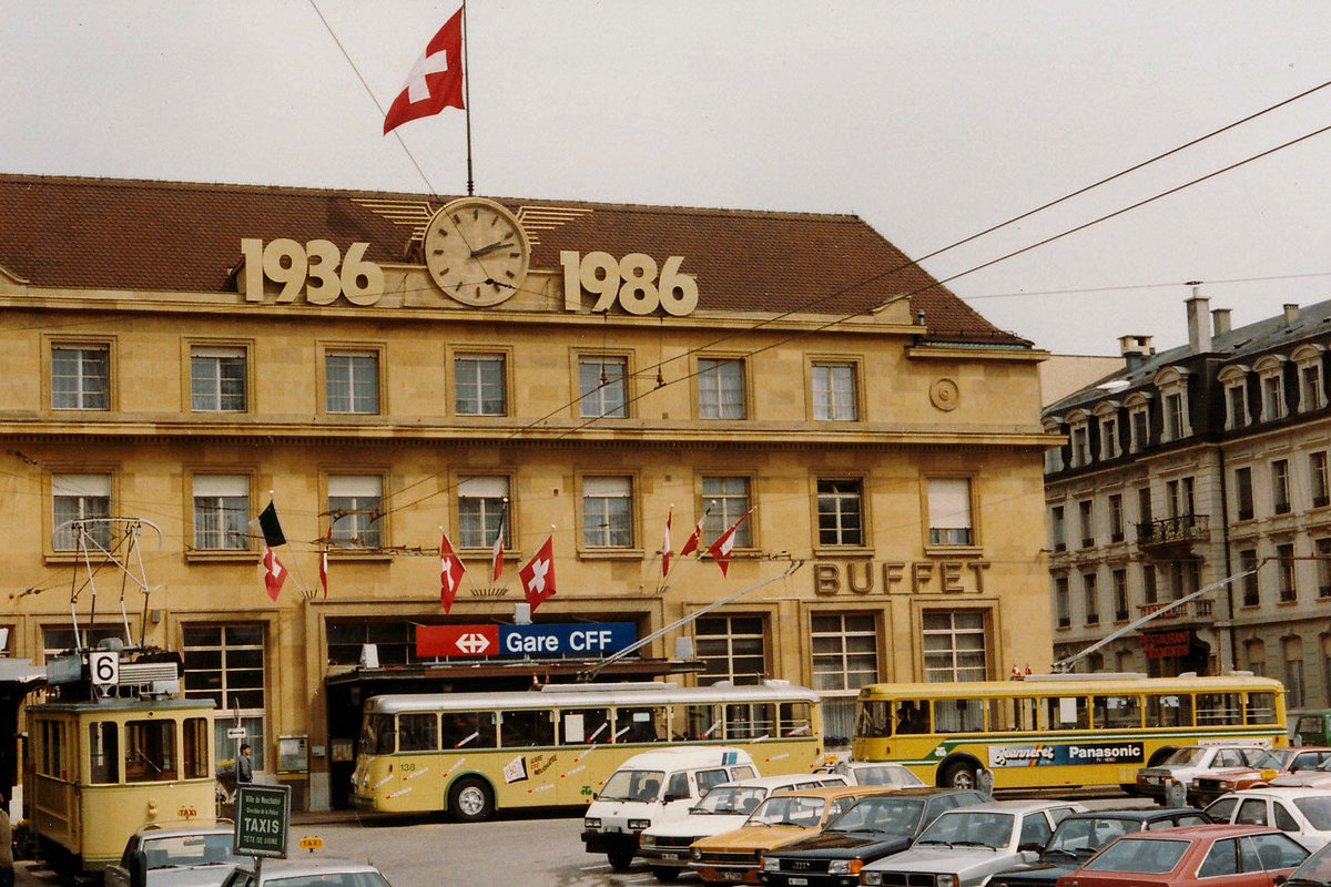 TN/TRN:  50 JAHRE BAHNHOF NEUCH�TEL 
Zu diesem besonderen Anlass erinnerte der ausgestelle Motorwagen 73 im Jahre 1986 an die ehemalige Tramverbindung zum Bahnhof. Inzwischen wurde auch die damalige Haltestelle der Trolleybusse an einen anderen Standort verschoben.
Foto: Walter Ruetsch