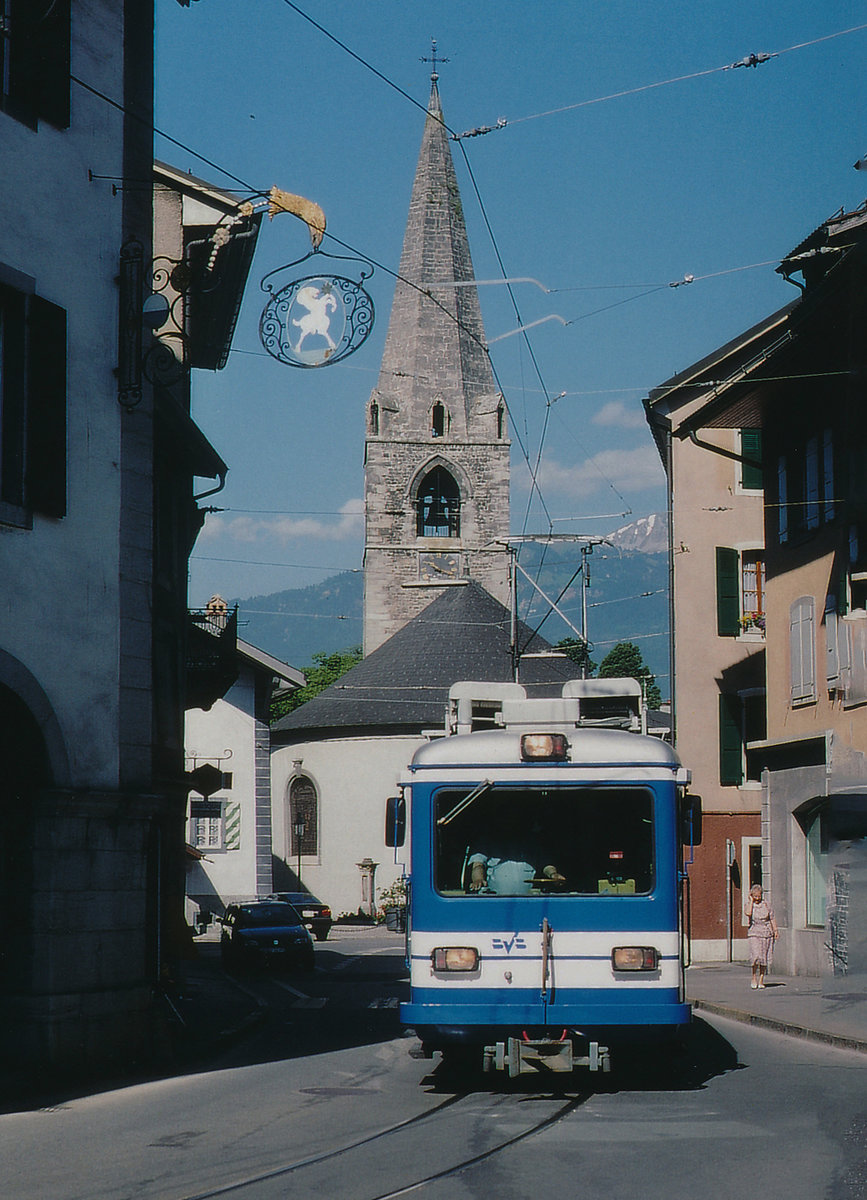 TPC/BVB: Wie im August 1998 die damalige Strassenbahn Bex - Bévieux zwängen sich auch im Jahre 2018 die modernen Züge der BVB noch immer durch die engen und unübersichtlichen Kurven des Städtchens Bex.
Foto: Walter Ruetsch  